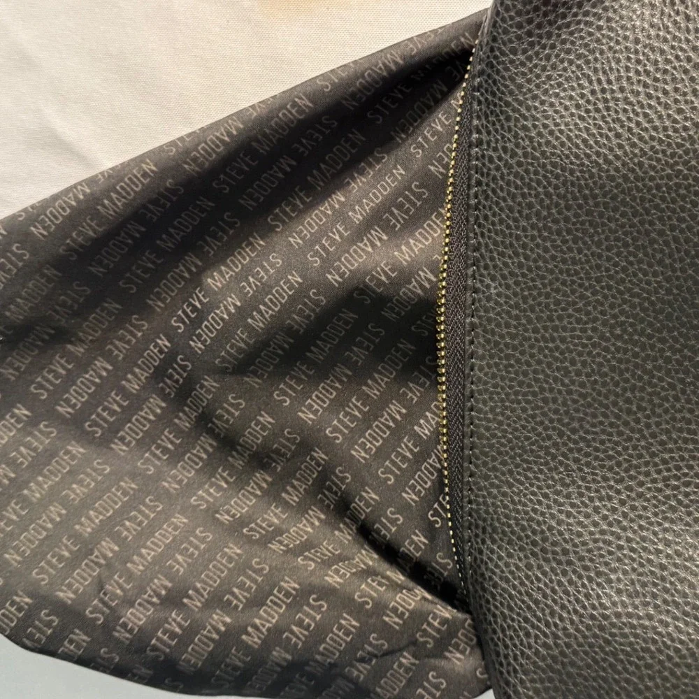 Steve Madden Black Pebbled Faux Leather Cosmetic Bag Gold Tone Zipper Pouch